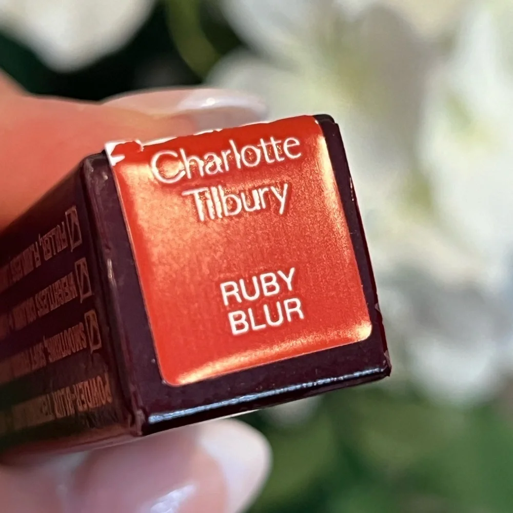 CHARLOTTE TILBURY • AIRBRUSH FLAWLESS LIP BLUR • RUBY BLUR